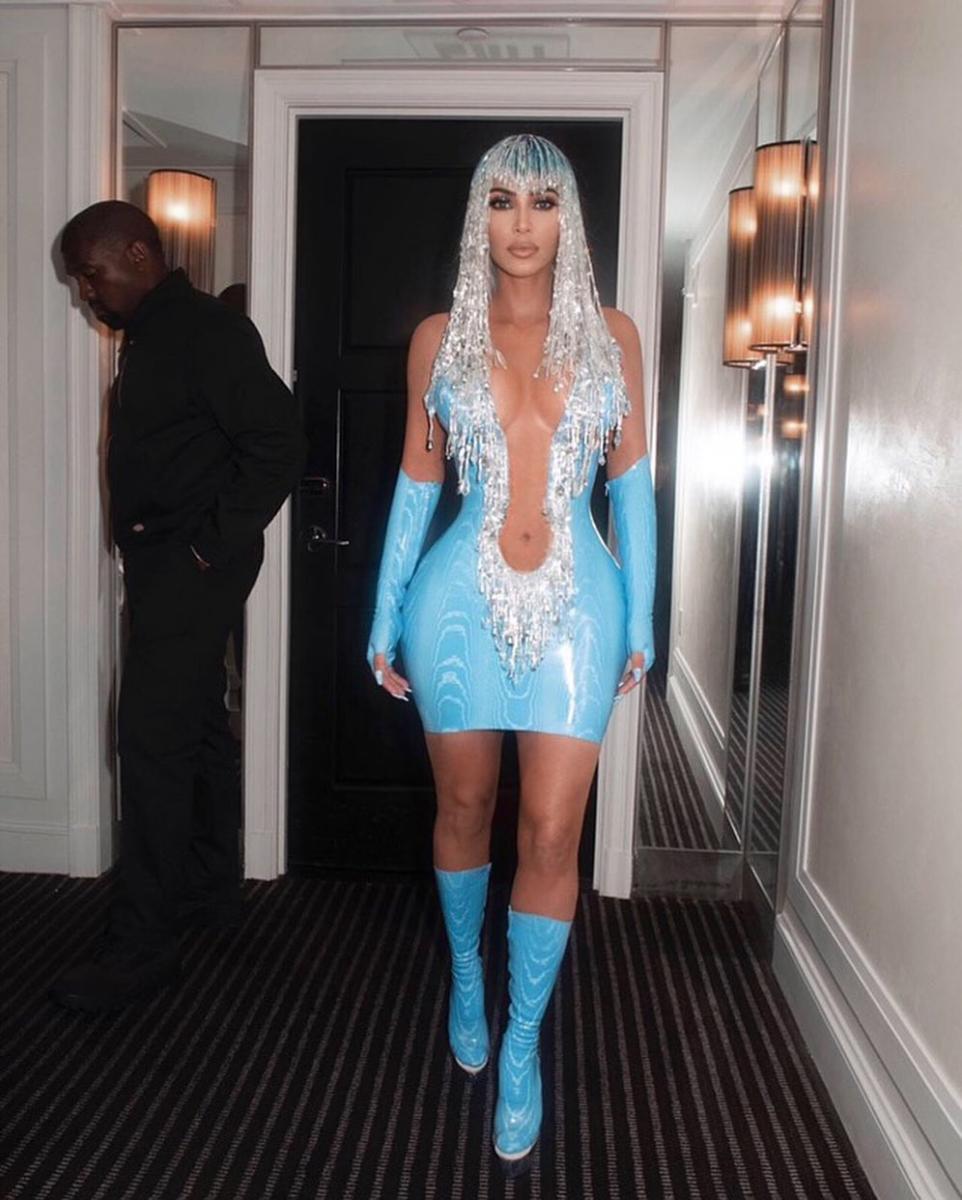 Ким Кардашьян в голубом латексном платье похвасталась осиной талией