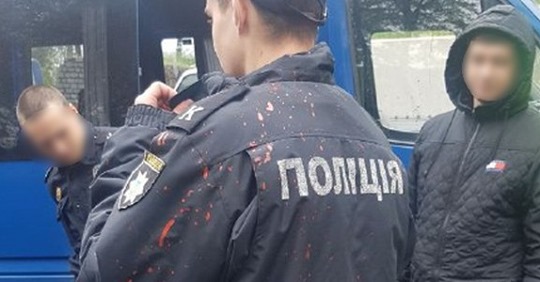 Участников Марша мира в Днепре облили краской