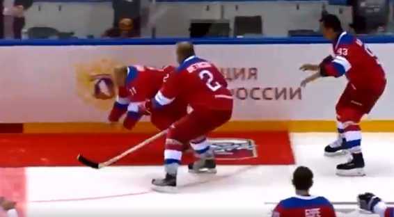 Путин упал на лед во время хоккейного матча в Сочи