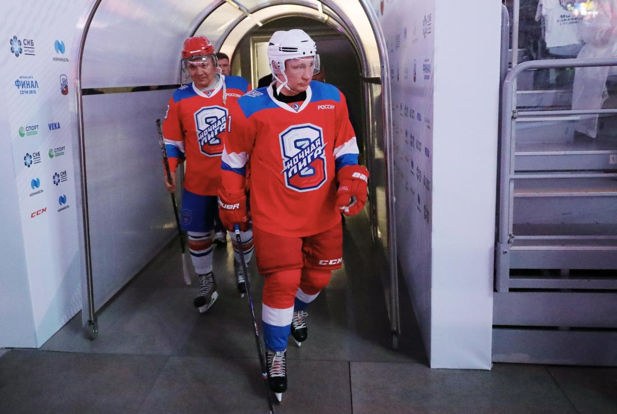 В Сети прокомментировали падение Владимира Путина на хоккейном матче