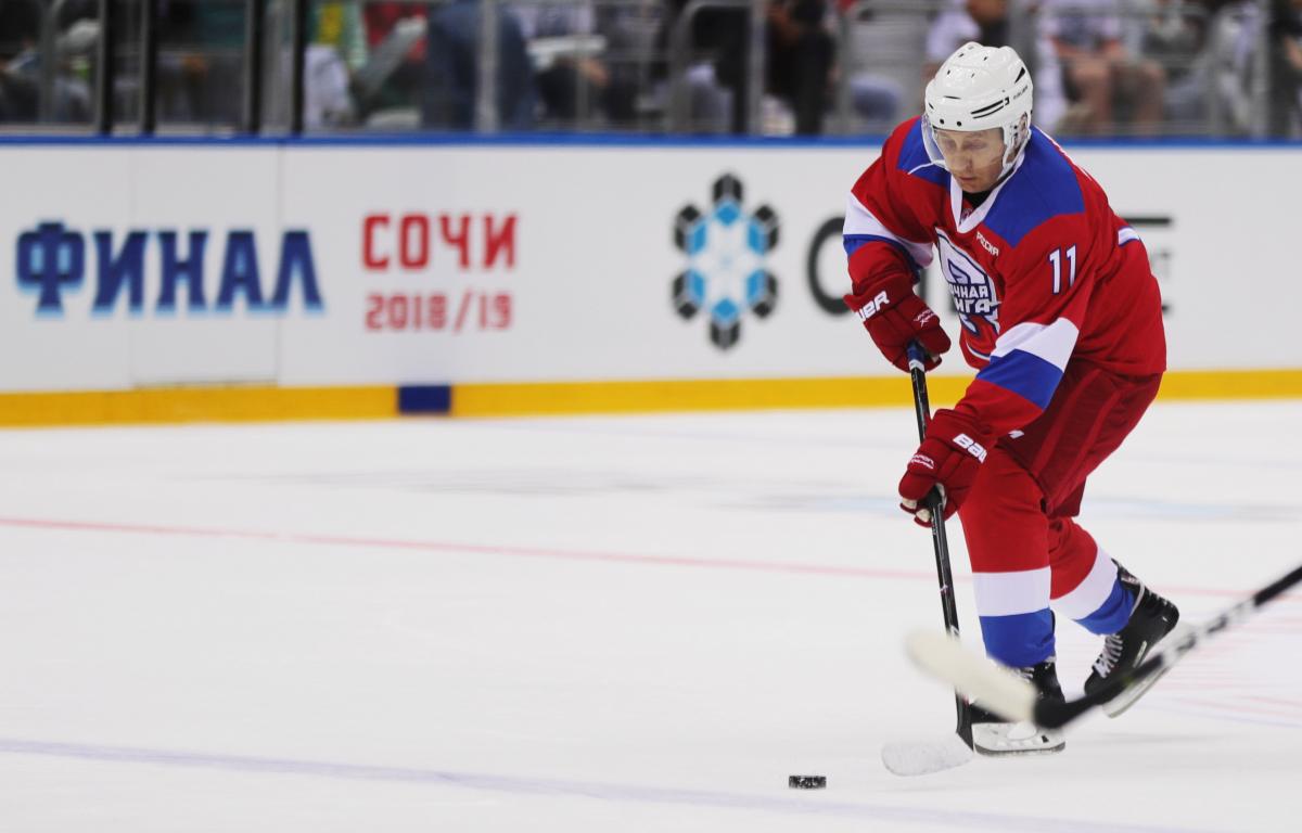 В Сети прокомментировали падение Владимира Путина на хоккейном матче