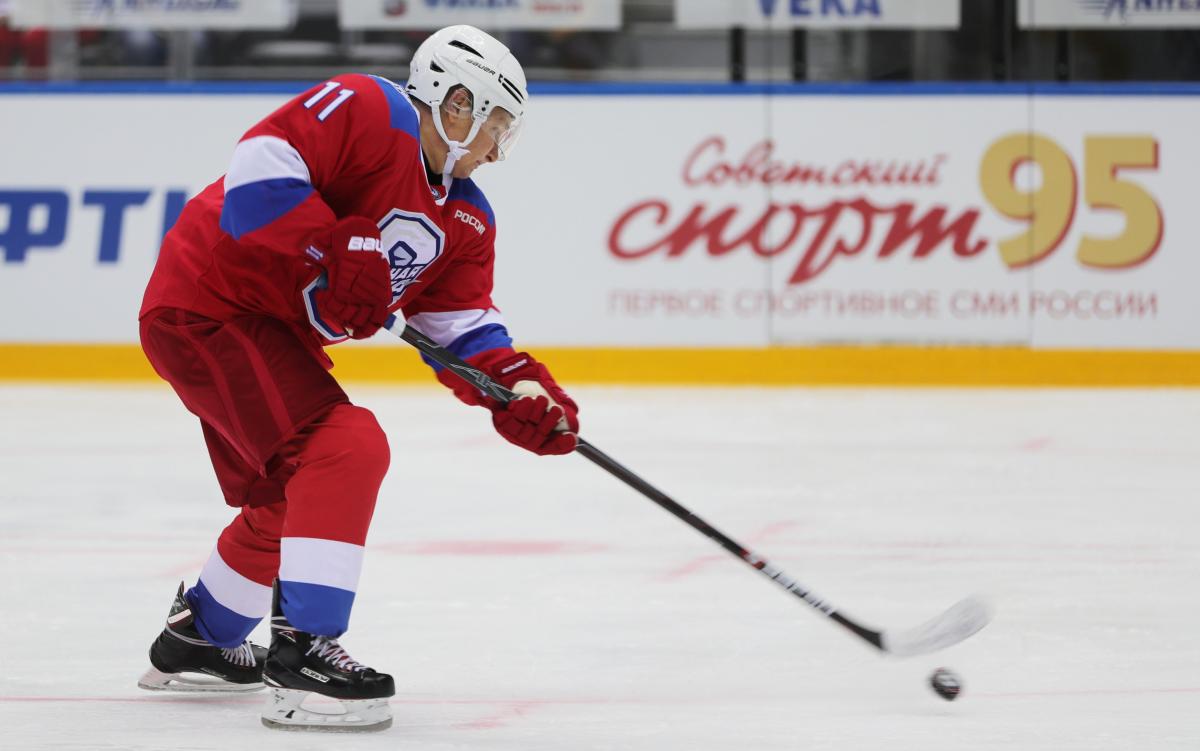 В Сети прокомментировали падение Владимира Путина на хоккейном матче