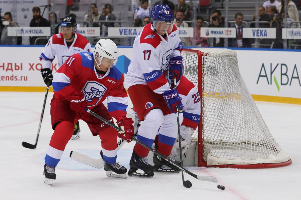 В Сети прокомментировали падение Владимира Путина на хоккейном матче