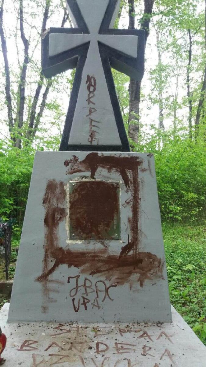 Вандалы осквернили памятник украинским повстанцам в Польше