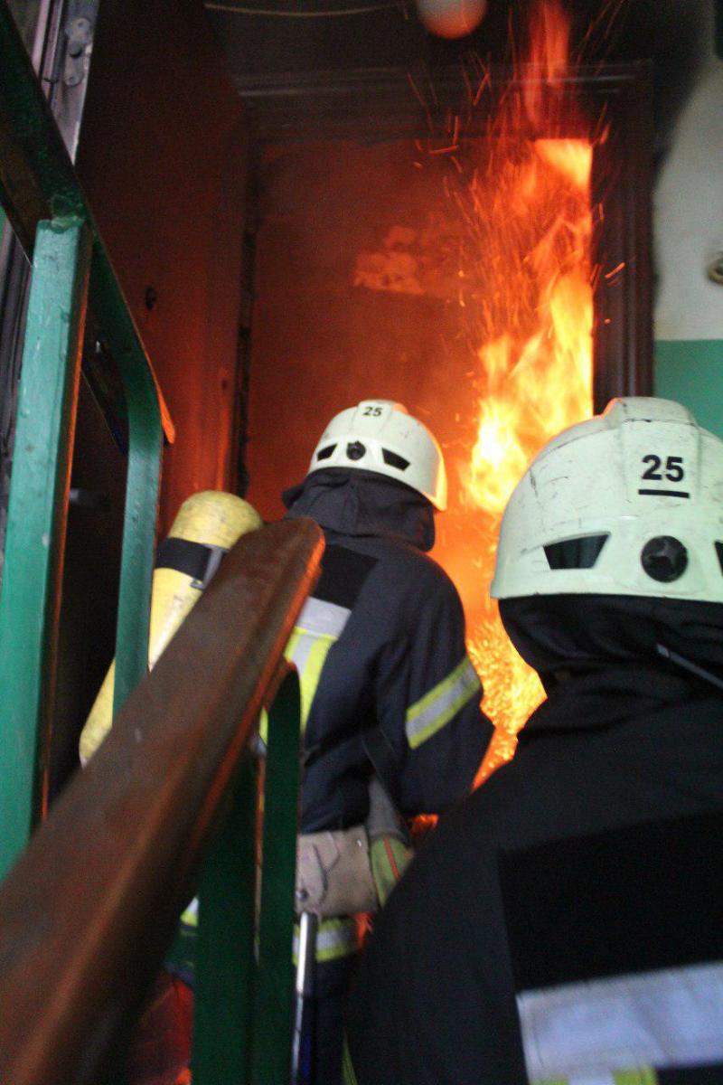 В Киеве горел многоквартирный дом, есть жертва