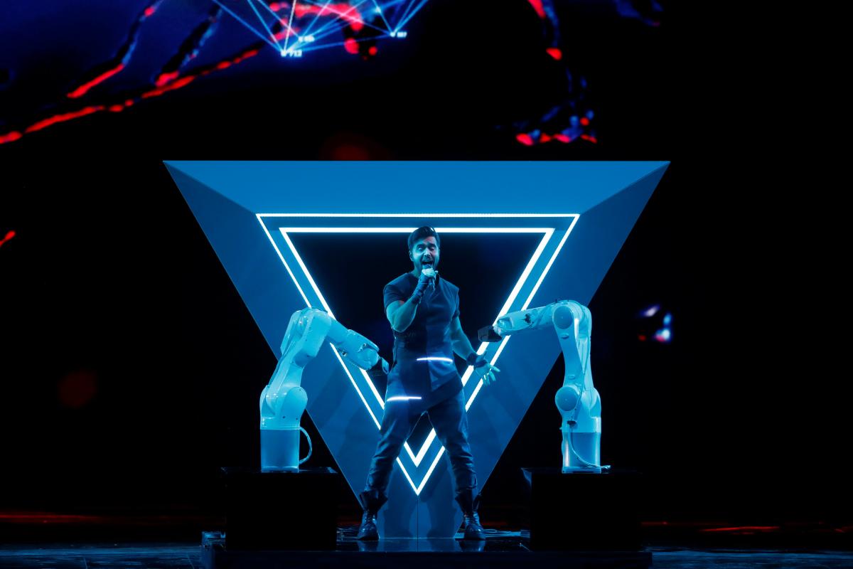 Евровидение 2019: Азербайждан закрыл второй полуфинал необычным номером с роботами