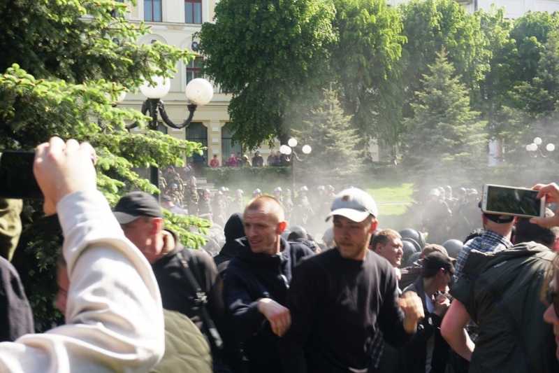 В Черновцах противники ЛГБТ подрались с полицейскими В Черновцах противники ЛГБТ подрались с полицейскими