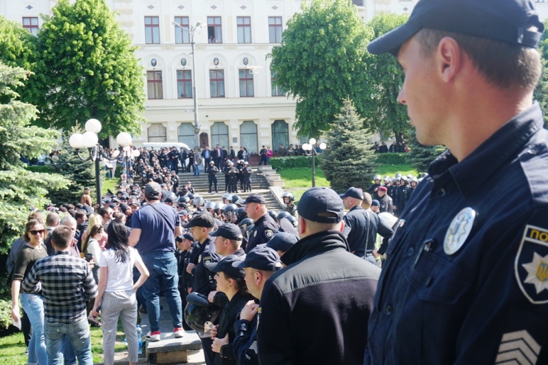 В Черновцах противники ЛГБТ подрались с полицейскими В Черновцах противники ЛГБТ подрались с полицейскими