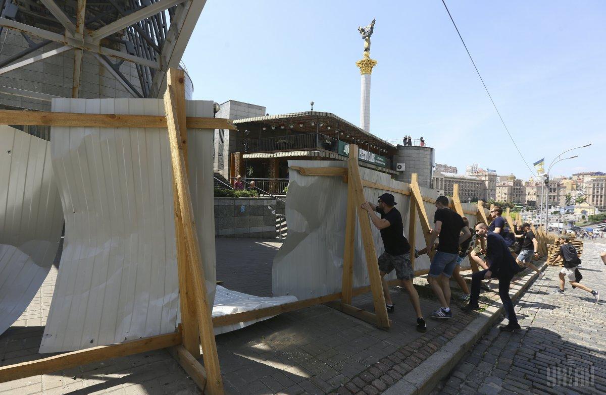 В Киеве разрушили забор на месте строительства Музея Революции достоинства