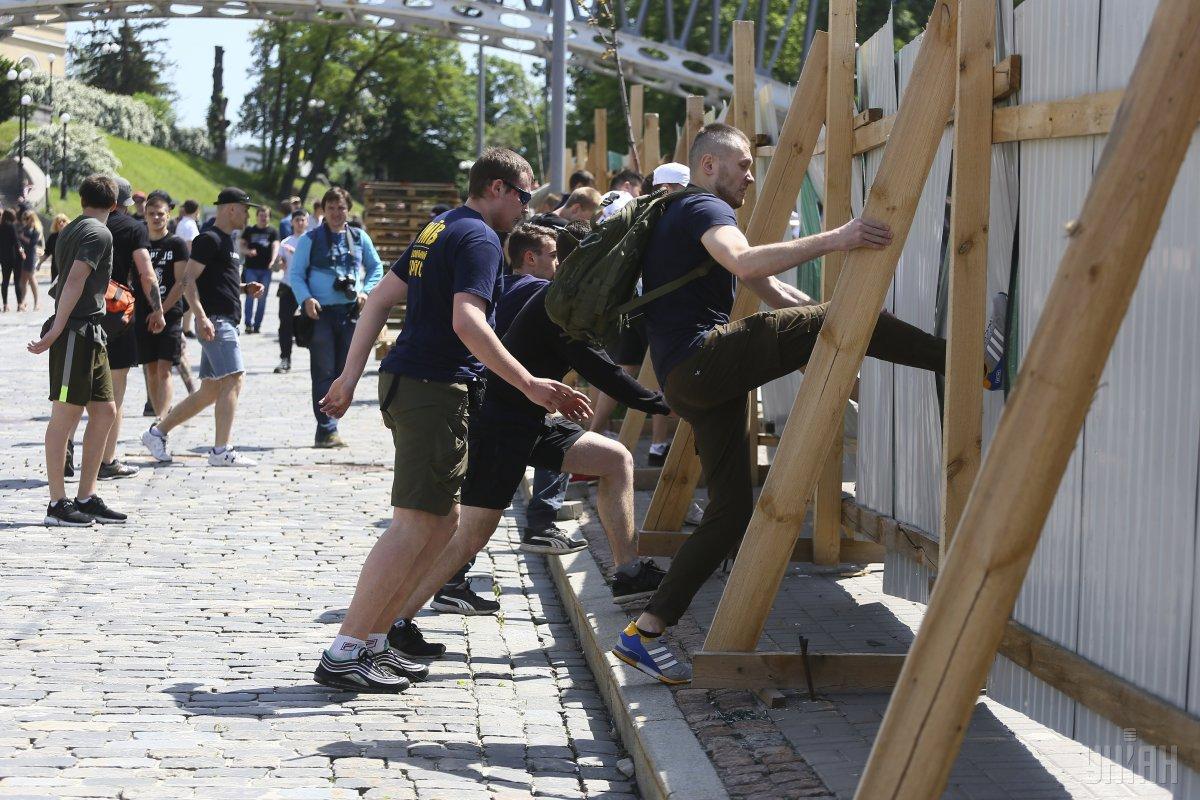 В Киеве разрушили забор на месте строительства Музея Революции достоинства
