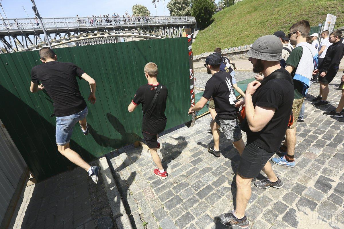 В Киеве разрушили забор на месте строительства Музея Революции достоинства