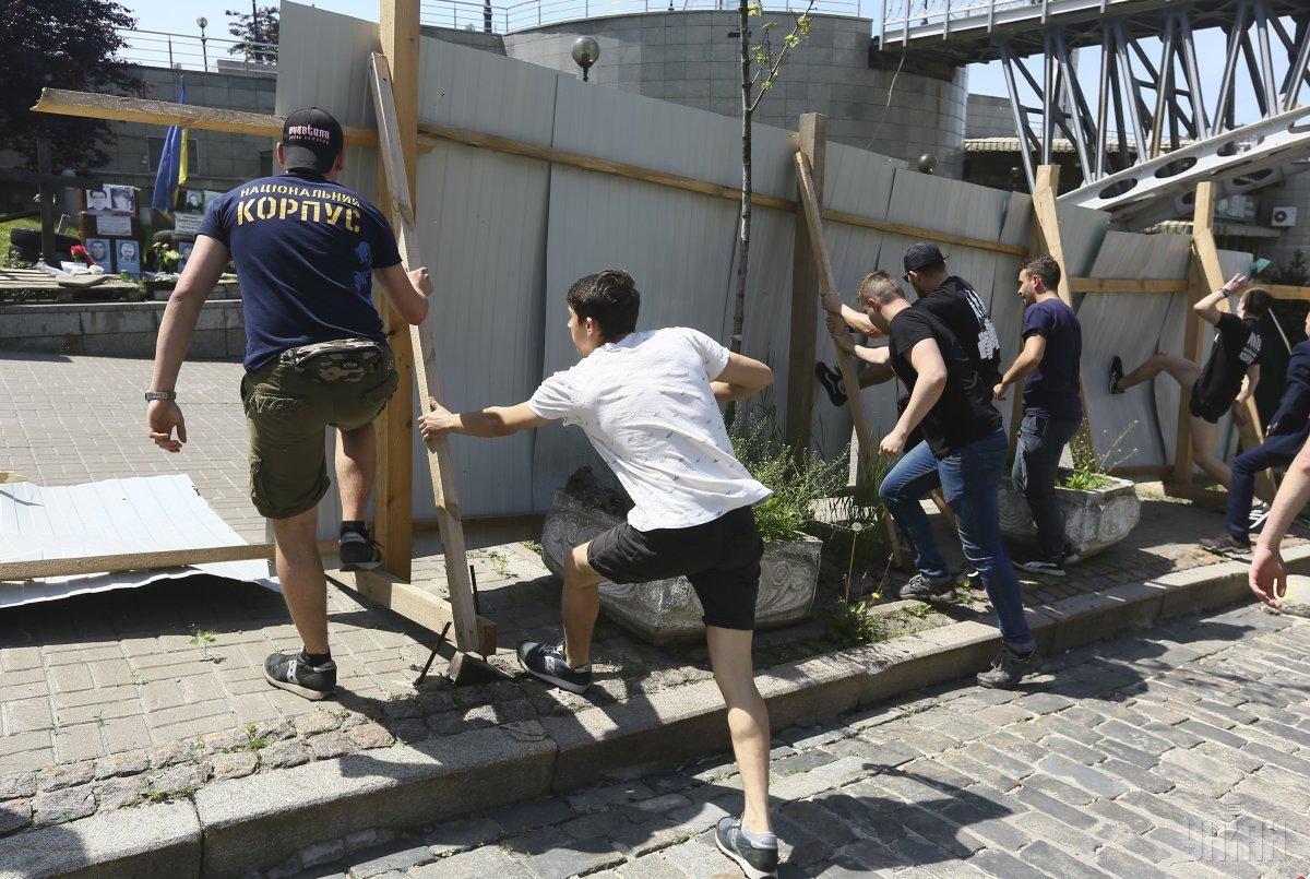 В Киеве разрушили забор на месте строительства Музея Революции достоинства