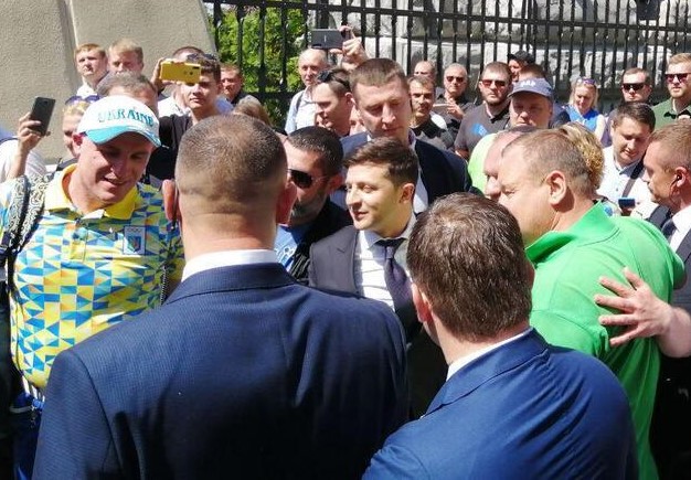 Владимир Зеленский прибыл на Банковую в окружении своих сторонников Владимир Зеленский прибыл на Банковую в окружении своих сторонников
