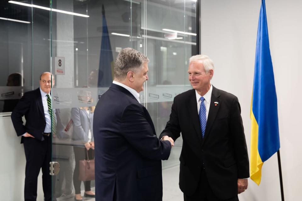 Порошенко показал свой новый стеклянный офис Порошенко показал свой новый стеклянный офис