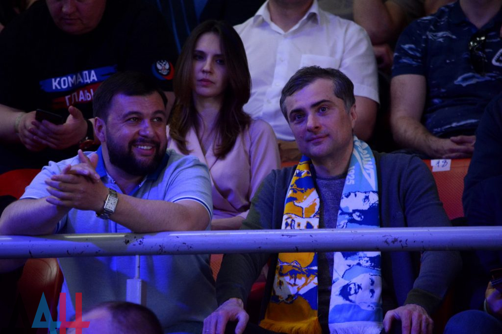 Конфликт на Донбассе — Денис Пушилин и Владислав Сурков общались в Ростове Конфликт на Донбассе — Денис Пушилин и Владислав Сурков общались в Ростове