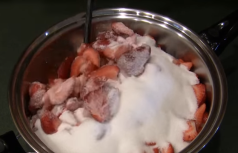 П'ятихвилинка, густе і без варіння ягід: як приготувати смачне полуничне варення