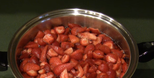 П'ятихвилинка, густе і без варіння ягід: як приготувати смачне полуничне варення