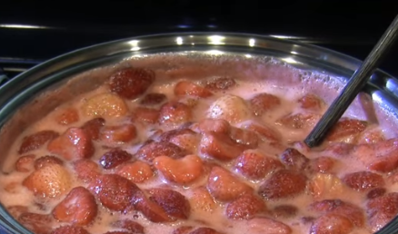 П'ятихвилинка, густе і без варіння ягід: як приготувати смачне полуничне варення