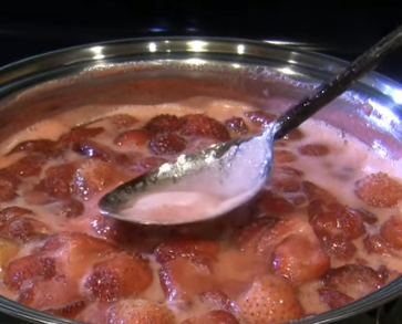 П'ятихвилинка, густе і без варіння ягід: як приготувати смачне полуничне варення