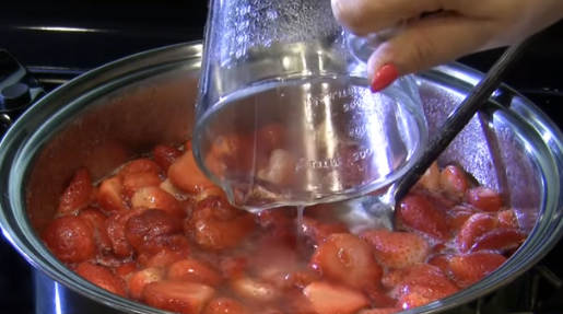 П'ятихвилинка, густе і без варіння ягід: як приготувати смачне полуничне варення