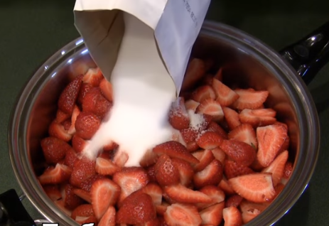 П'ятихвилинка, густе і без варіння ягід: як приготувати смачне полуничне варення