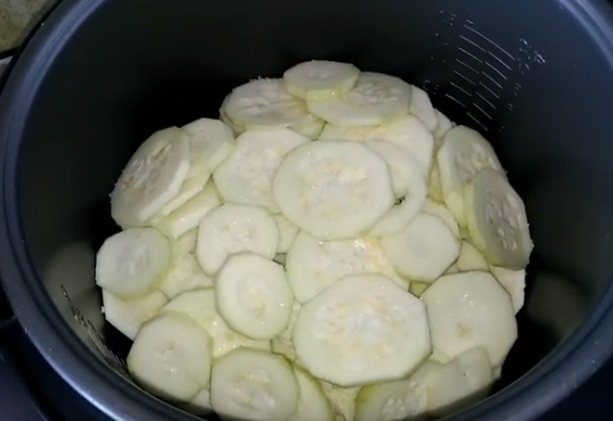 Этапы приготовления кабачков в сметанном соусе