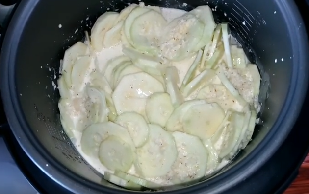 Этапы приготовления кабачков в сметанном соусе