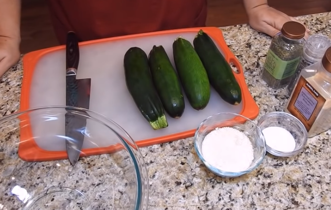 Этапы приготовления пикантных хрустящих кабачков