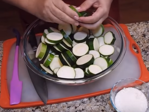 Этапы приготовления пикантных хрустящих кабачков