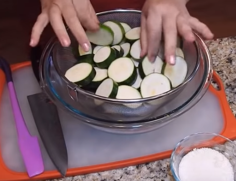 Этапы приготовления пикантных хрустящих кабачков