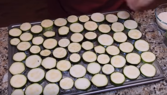 Этапы приготовления пикантных хрустящих кабачков