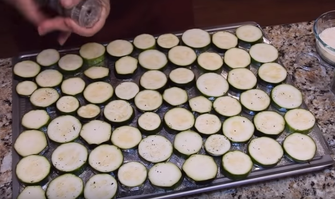 Этапы приготовления пикантных хрустящих кабачков