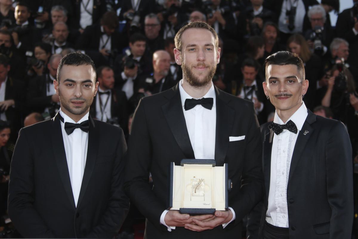 Василис Кекатос (по центру)