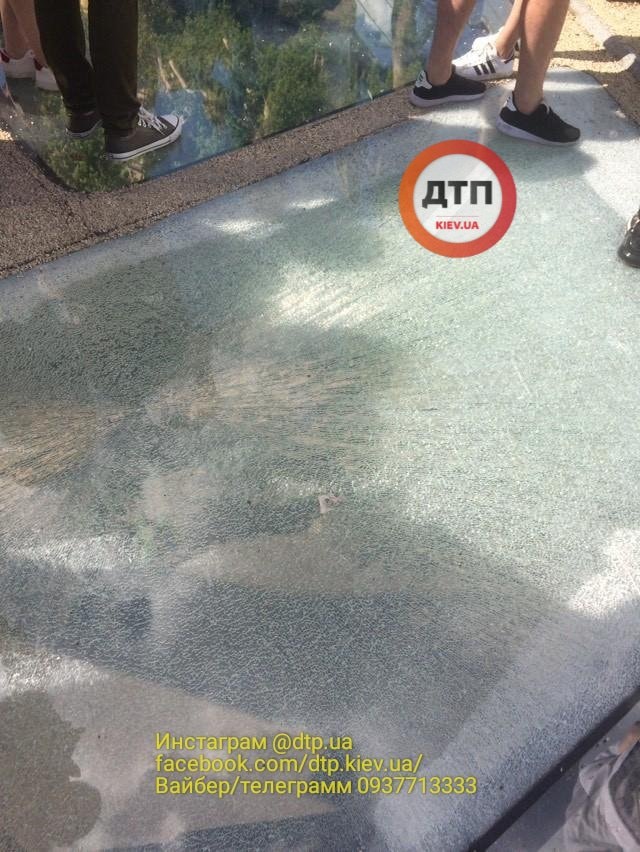 В Киеве треснул новый пешеходно-велосипедный мост