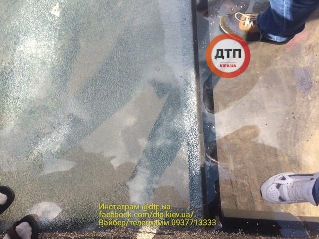 В Киеве треснул новый пешеходно-велосипедный мост
