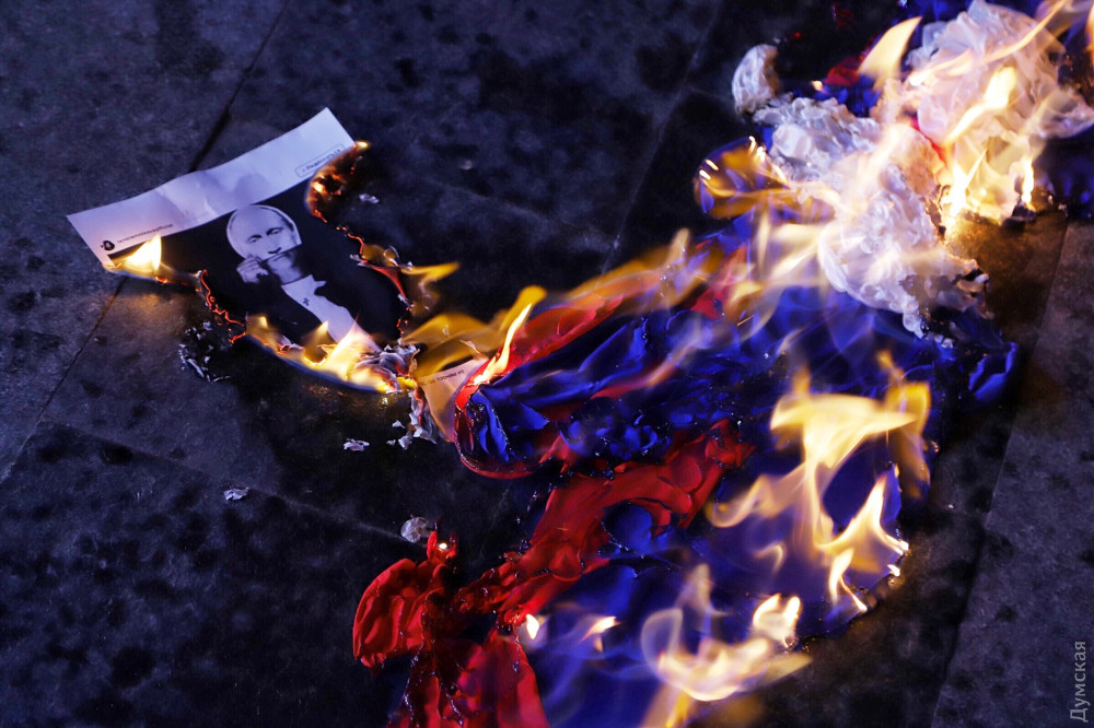 В Одессе сожгли флаг РФ