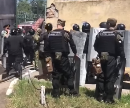 Побег из колонии в Одессе — В результате бунта в одесской колонии пострадали и обратились к медикам пятеро сотрудников исправительного учреждения, сообщили в полиции Побег из колонии в Одессе — В результате бунта в одесской колонии пострадали и обратились к медикам пятеро сотрудников исправительного учреждения, сообщили в полиции