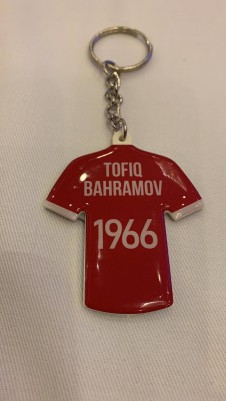 Всем фанатам дарят брелки Всем фанатам дарят брелки