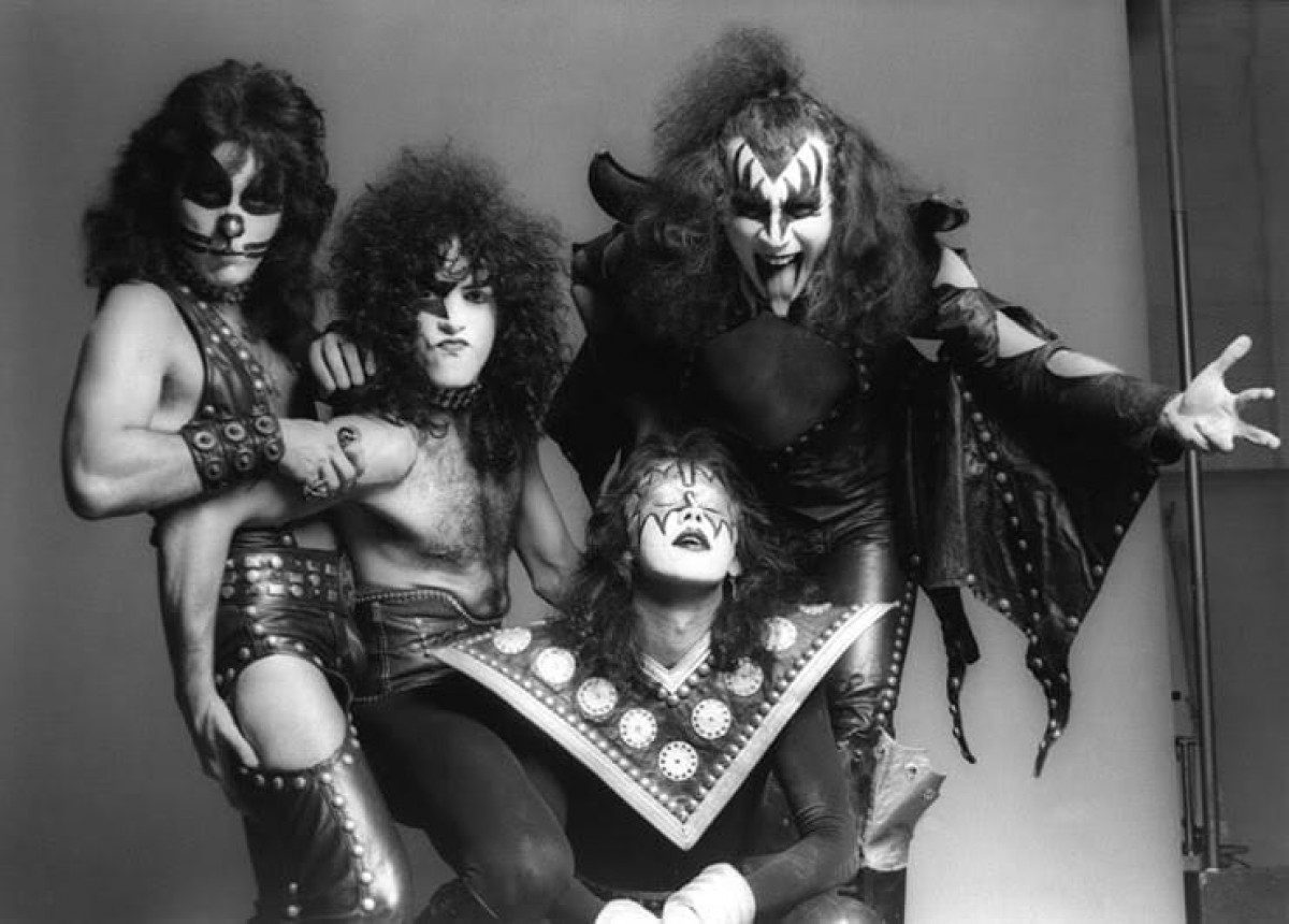 Kiss биография - Група Кисс досье