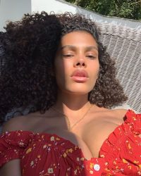 Молода дружина Венсана Касселя показала зухвалий лук в купальнику