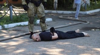 Полиция задержала несколько людей. По одной версии, это участники побега, по другой - люди, пришедшие под колонию протестовать против действий администрации исправительного учреждения Полиция задержала несколько людей. По одной версии, это участники побега, по другой - люди, пришедшие под колонию протестовать против действий администрации исправительного учреждения
