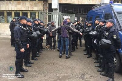 "Что вы, бл*ди, делаете?": в Ивано-Франковске полиция применила дубинки против ультрас