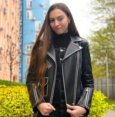 "А не рано ли?": дочь Оли Поляковой показала фото в обьятиях парня