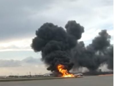 В Москве экстренно сел пылающий самолет
