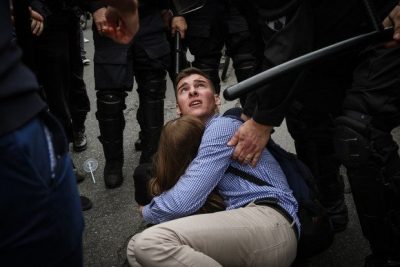 Путинская Росгвардия избивает беззащитных людей на митингах против пенсионной реформы Путинская Росгвардия избивает беззащитных людей на митингах против пенсионной реформы