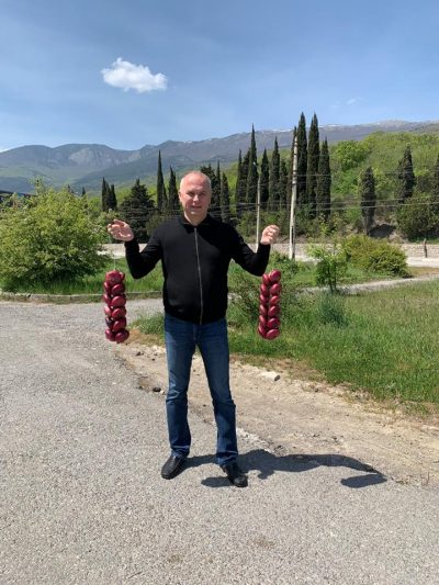 "Подарок любимой жене": нардеп Шуфрич съездил на майские праздники в Крым