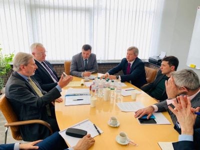 Зеленский пообещал Хану полностью побороть коррупцию / Фото: Johannes Hahn/Twitter