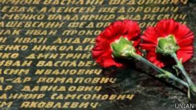 Гвоздики, которые возлагали днем в память о павшим в войне, вечером стали объектом шутки / Фото: УНИАН