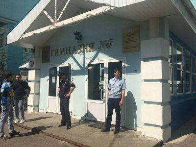 Школьник с пистолетом и ножом взял в заложники целый класс: опубликованы фото, видео