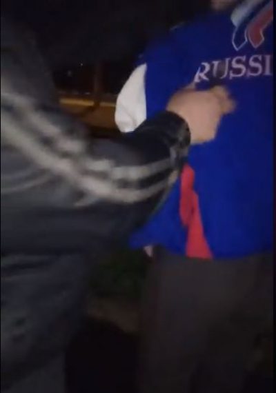 В Харькове с куртки мужчины "вживую" срезали надпись Russia: опубликовано видео